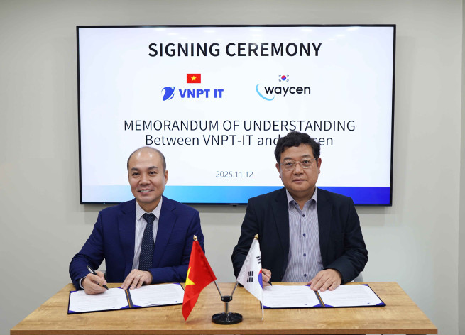 ▲(왼쪽부터) VNPT IT 호앙대표와 웨이센 김경남 대표가 업무협약 문서에 사인을 하고 있다. (사진제공=웨이센)