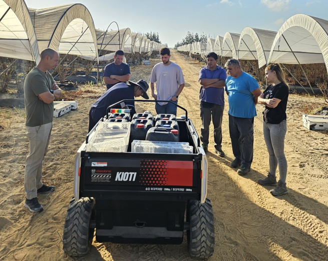 ▲대동로보틱스는 7월 스페인 후엘바 지역의 호티프룻 베리 농장에서 자율주행 운반로봇 개념검증(PoC)을 실시했다. 대동로보틱스 사업부문 감병우 전무가 농장 관계자들에게 자율주행 운반로봇의 기능을 설명하고 있는 모습. (사진제공=대동)