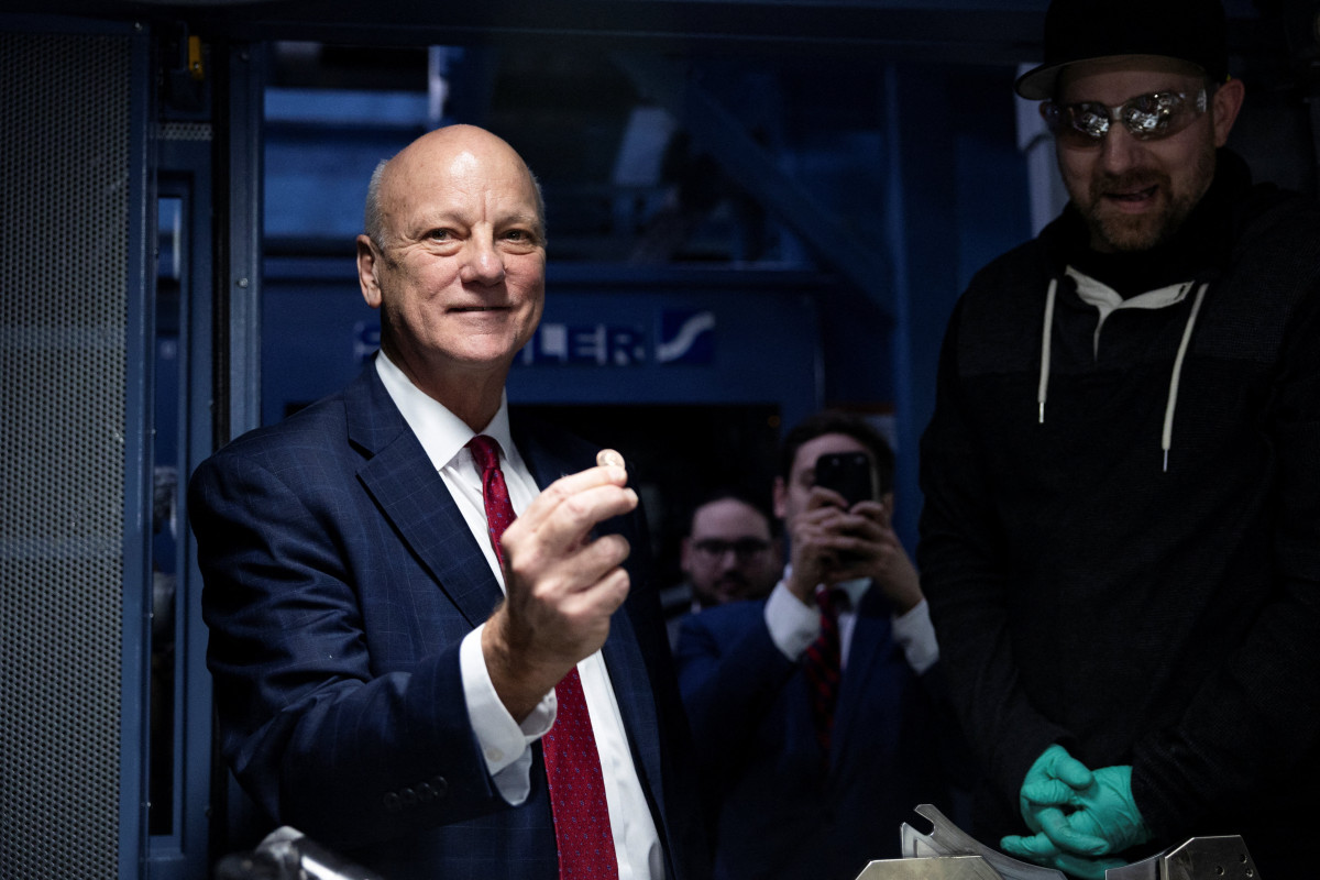 ▲브랜든 비치 미국 연방재무관이 12일(현지시간) 필라델피아에 있는 미국 조폐국에서 마지막으로 생산된 1센트(페니)를 들고 있다.  (필라델피아(미국)/로이터연합뉴스)