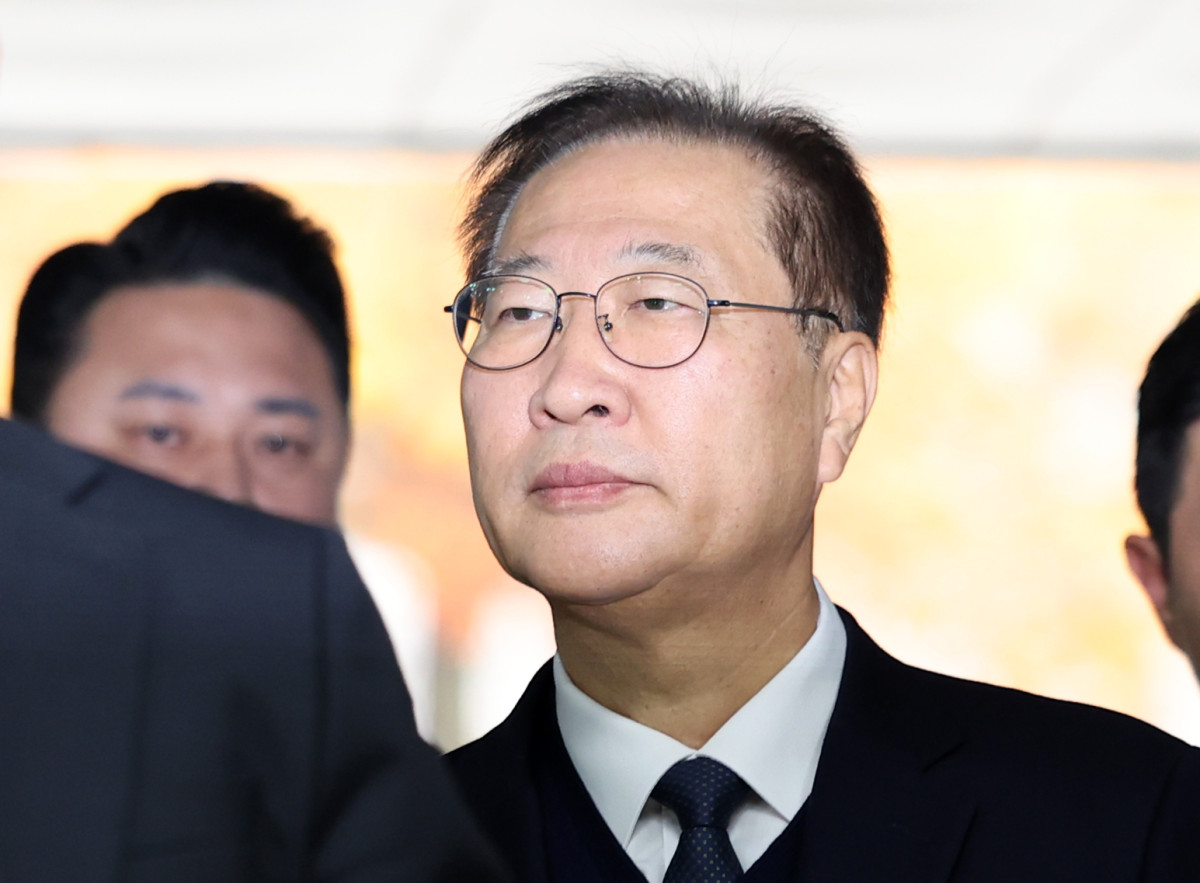 ▲ 내란 중요임무 종사 등 혐의로 구속영장이 청구된 박성재 전 법무부 장관이 13일 서울 서초동 서울중앙지법에서 열린 구속 전 피의자 심문(영장실질심사)에 출석하기 위해 법정으로 향하고 있다. (연합뉴스)