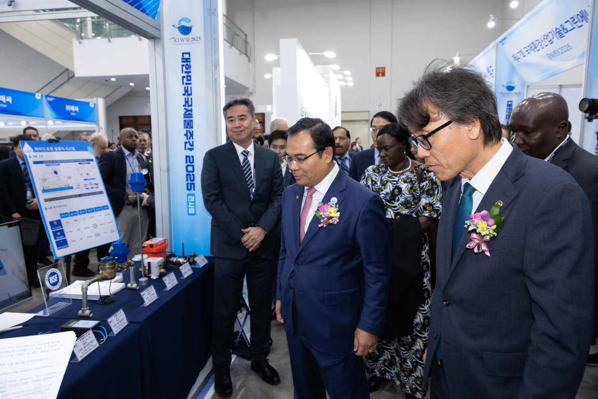 ▲금한승 기후에너지환경부 제1차관(오른쪽)이 12일 대구 엑스코 'KIWW 2025' 전시장을 둘러보고 있다. (기후에너지환경부)