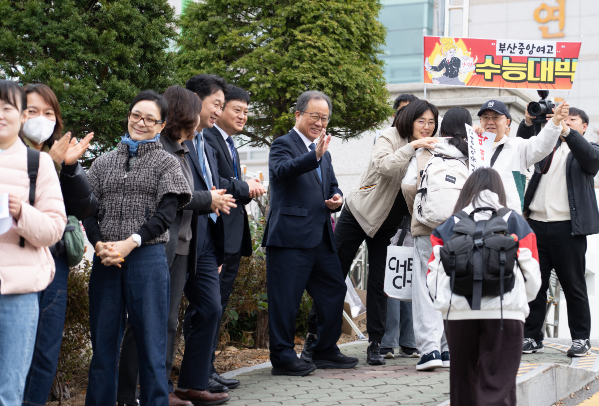 ▲김석준부산교육감이 연제고등학교 정문에서 수능에 응시한 학생들을 격려하고 있다.  (사진제공=부산시교육청 )