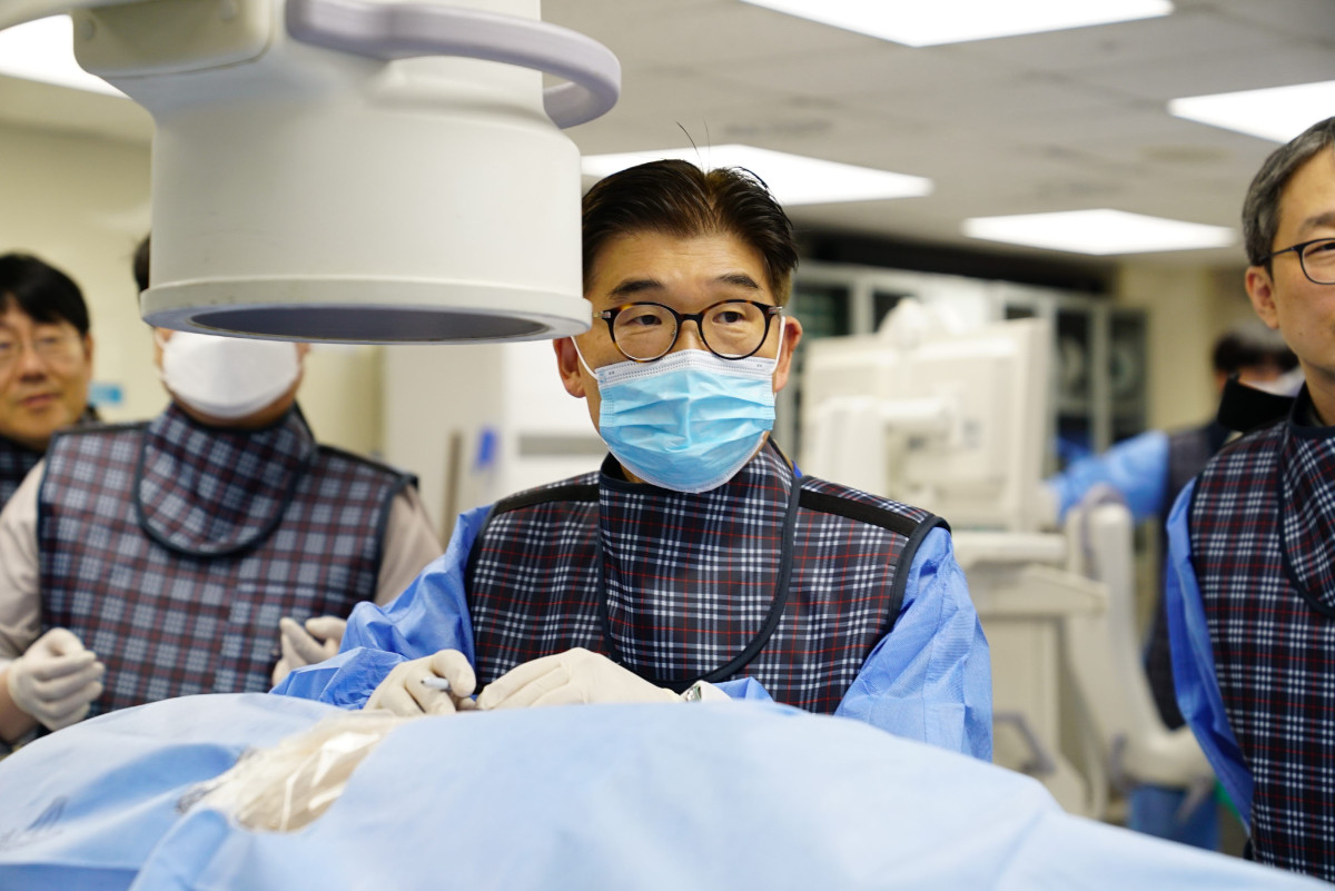 ▲연세하나병원 지규열 병원장이 제52차 한국통증중재시술연구회 카데바 워크숍에서 추간공성형술 실습을 진행하는 모습. (연세하나병원)