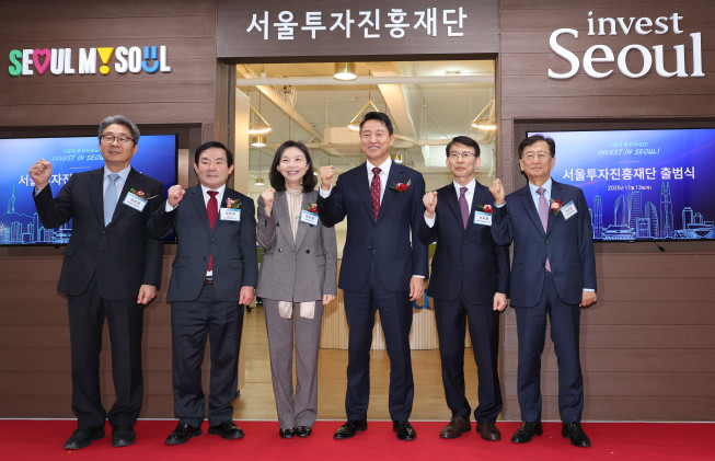 ▲13일 서울 종로구 서울투자진흥재단에서 권동일(왼쪽부터) 서울대 명예교수, 임춘대 서울시의회 기획경제위원장, 최호정 서울시의회 의장, 오세훈 서울시장, 이지형 서울투자진흥재단 이사장, 최수현 서울시 금융산업정책위원장이 현판식을 마친 뒤 기념 촬영을 하고 있다. (연합뉴스)