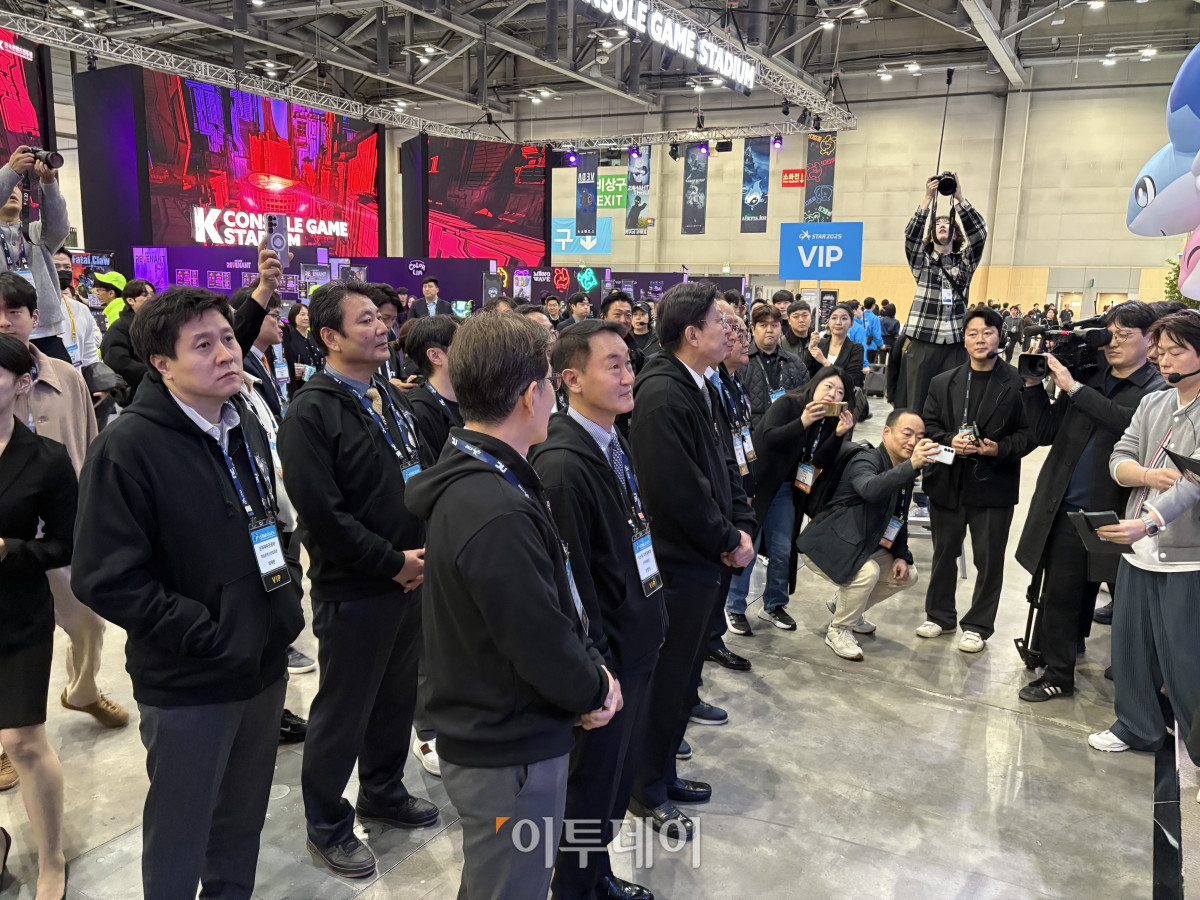 ▲13일 부산광역시 벡스코에서 열린 지스타2025에 참석한 게임사 수장 등이 엔씨소프트 부스를 둘러보고 있다. (임유진 기자 newjean@)