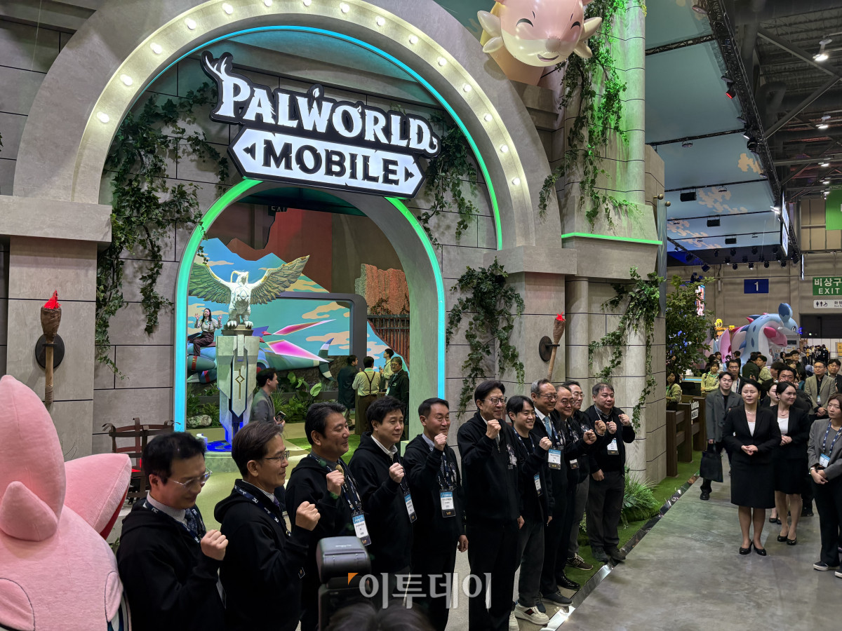 ▲13일 부산광역시 벡스코에서 열린 지스타2025에 참석한 게임사 수장 등이 크래프톤 부스를 둘러보고 있다. (임유진 기자 newjean@)