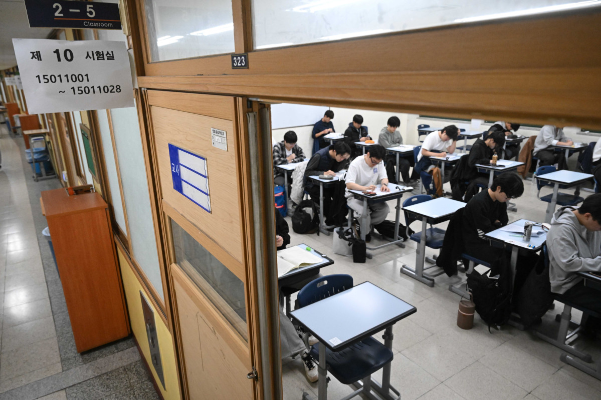 ▲2026학년도 대학수학능력시험(수능)일인 13일 서울 종로구 경복고등학교에 마련된 고사장에서 수험생들이 시험을 준비하고 있다.  (연합뉴스)