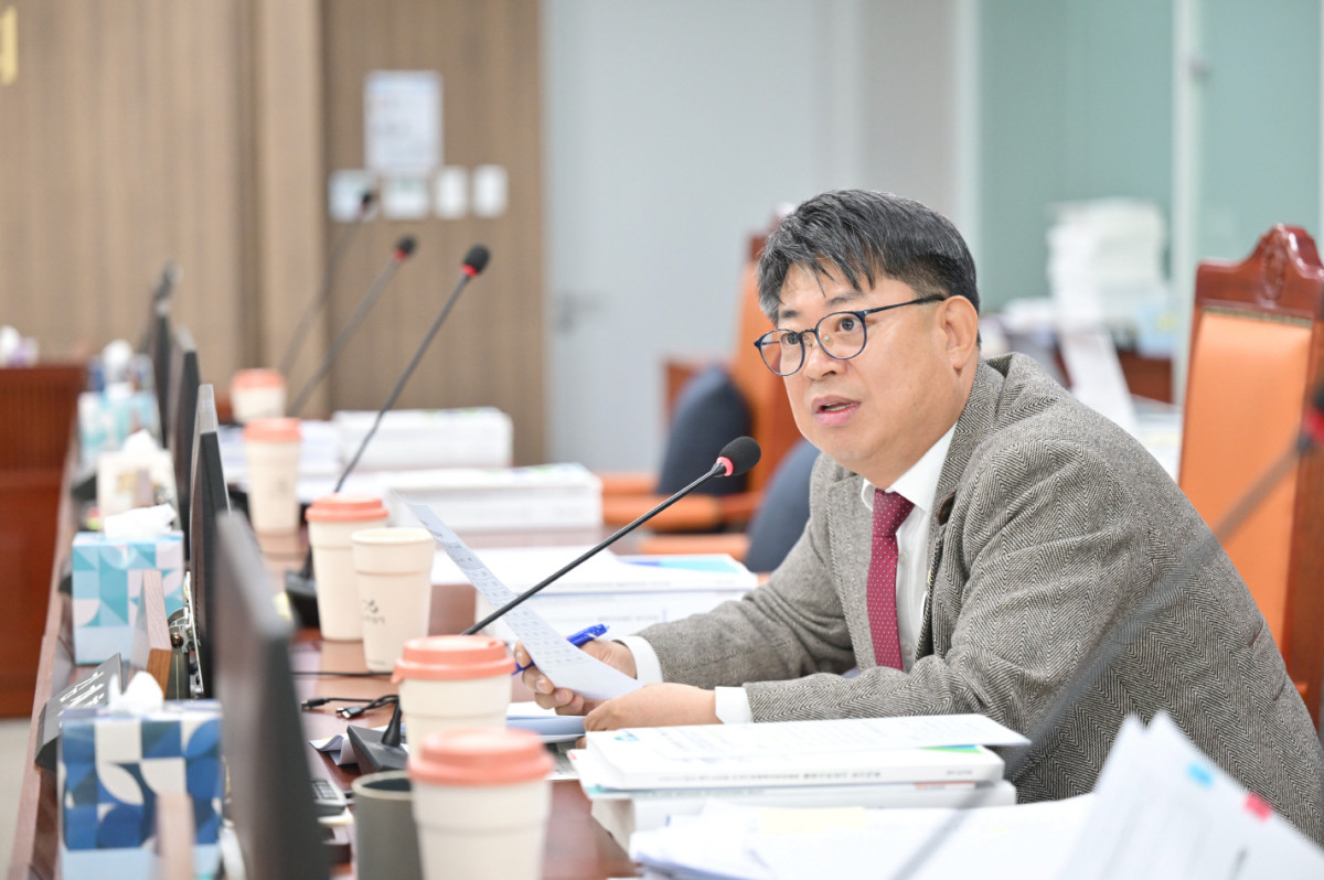 ▲김재훈 경기도의회 의원이 경기도서관 행정사무감사에서 가구 제작·구입비 25억 5천만 원 집행 근거를 질의하고 있다. (경기도의회)