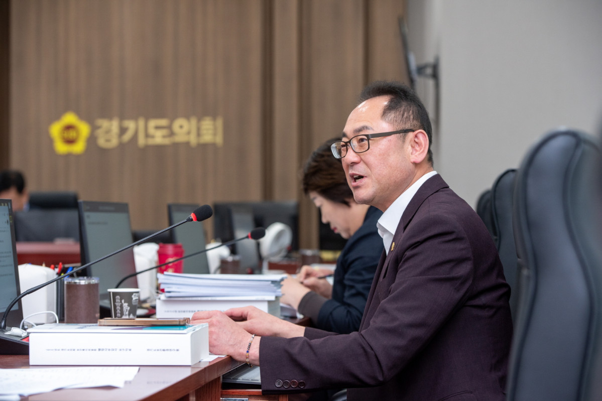 ▲김완규 경기도의회 의원이 행정사무감사에서 경기도의료원의 불법 조제·채용비리·특혜계약 문제를 질의하고 있다. (경기도의회)