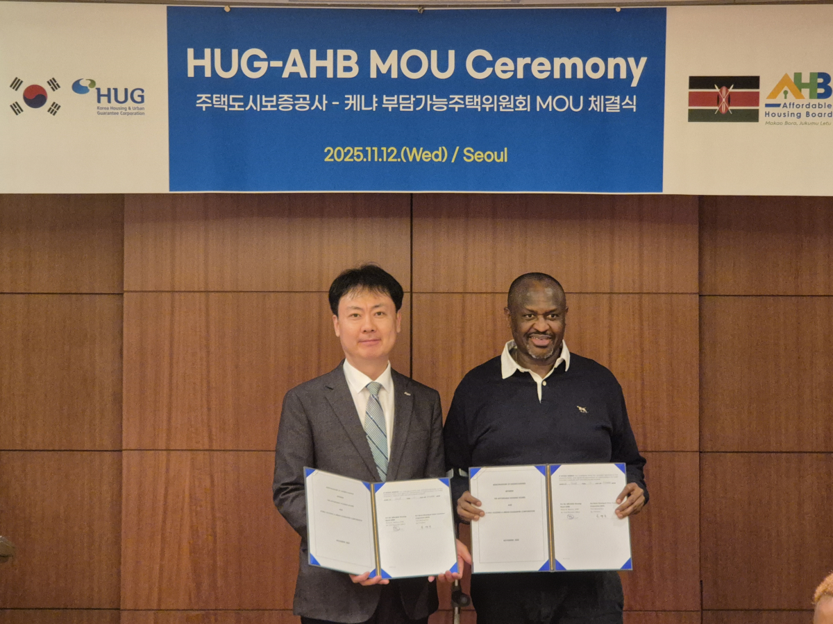 ▲11월 12일, 허지행 허그(HUG) 연구원장(왼쪽)과 어니스트 나도메(Ernest Nadome) 케냐 부담가능주택위원회 이사(오른쪽)가 기념 촬영을 하고 있다.  (HUG)