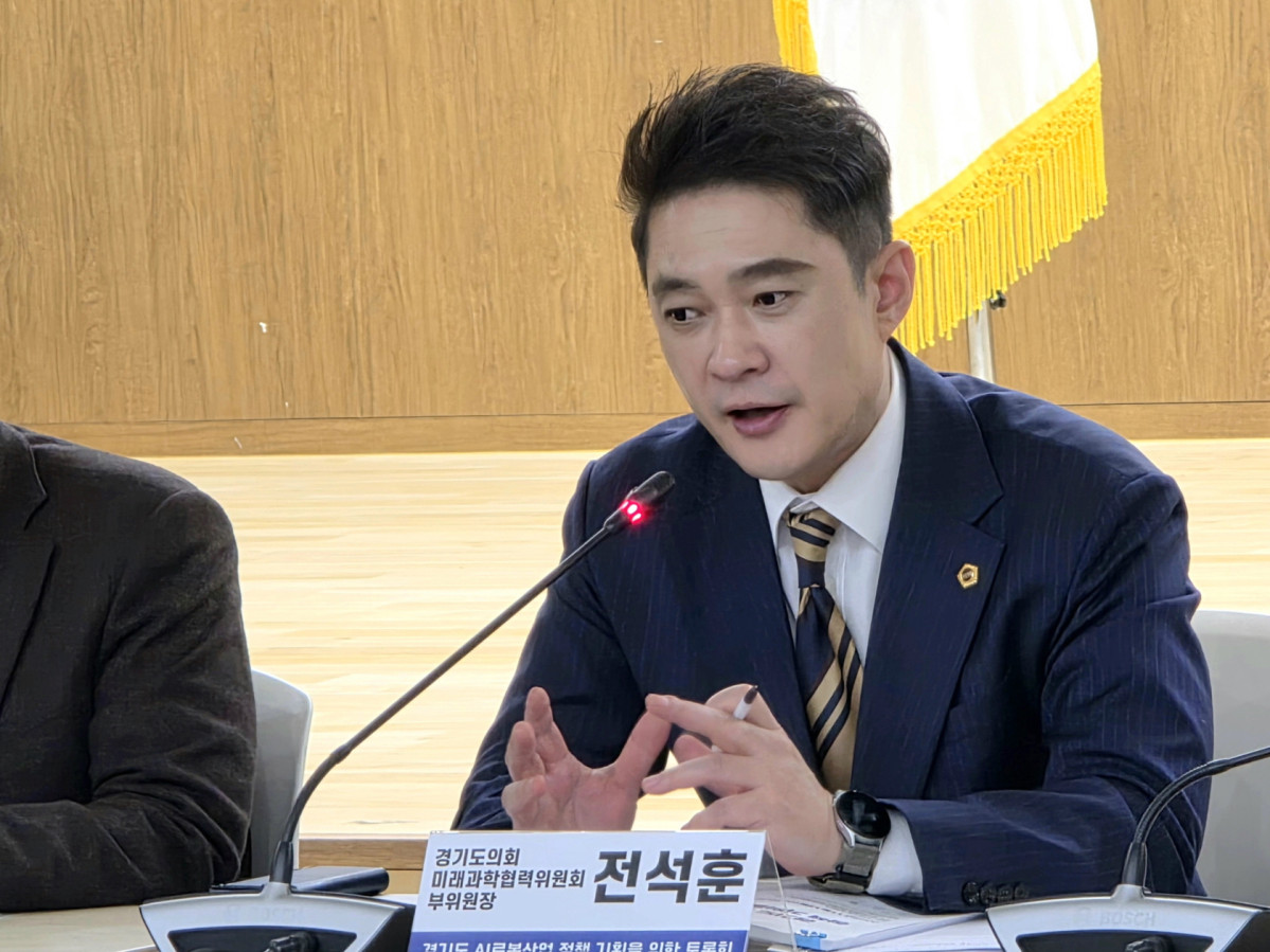 ▲전석훈 경기도의회 의원이 12일 열린 ‘경기도 AI 로봇산업 정책 기획 토론회’에서 좌장을 맡아 중소기업 중심 정책 전환을 촉구하고 있다. (경기도의회)