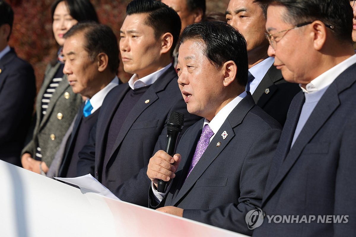 ▲김병주 더불어민주당 최고위원이 12일 오후 경기도 의정부시 주한미군 반환기지 캠프 레드클라우드에서 주한미군반환공여지 개발 활용 추진 기자회견을 열고 임대 중심 개발모델을 촉구하고 있다. (연합뉴스)