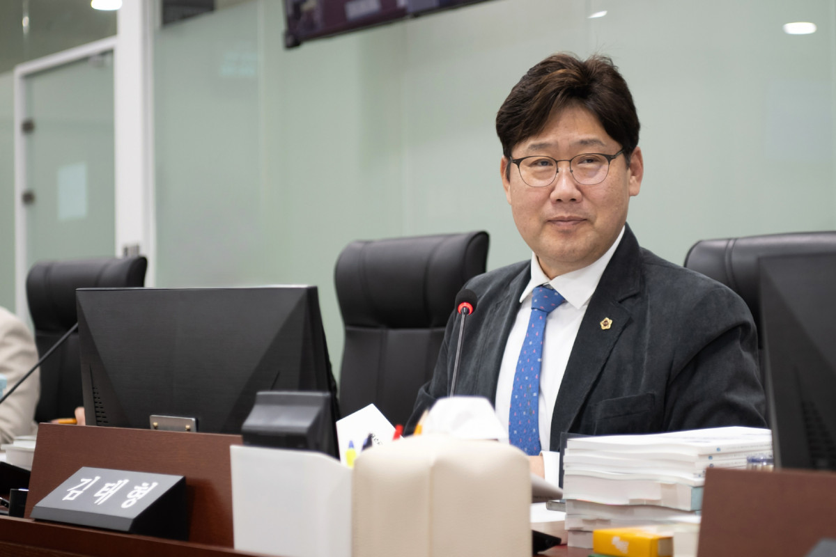 ▲김태형 경기도의회 의원이 경기테크노파크 행정사무감사에서 출연금 의존 구조와 우수 기술인력 유출 문제를 지적하고 있다. (경기도의회)