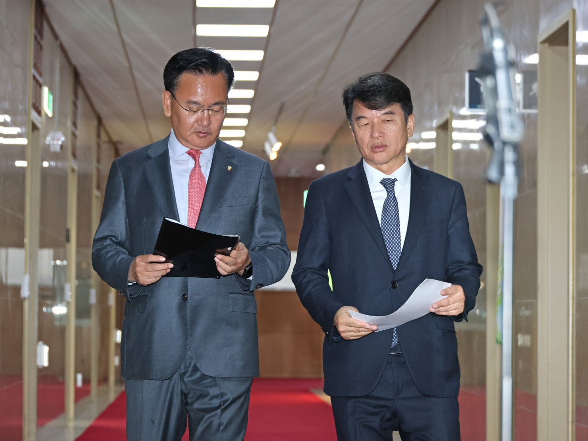 ▲더불어민주당 문진석 원내수석부대표와 국민의힘 유상범 원내수석부대표가 13일 서울 여의도 국회에서 국회의장-여야 원내대표 회동을 마친 뒤 의장실을 나서고 있다. 2025.11.13     (연합뉴스)