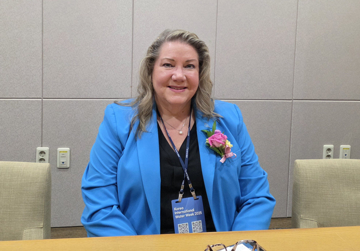 ▲헤더 콜린스 미국수도협회(AWWA) 회장이 12일 대구 엑스코에서 열린 'KIWW 2025'를 계기로 본지와 인터뷰하고 있다. 영어통역 지원 : 배진원 기후부 물산업협력과 통번역전문관 (정호영 기자)