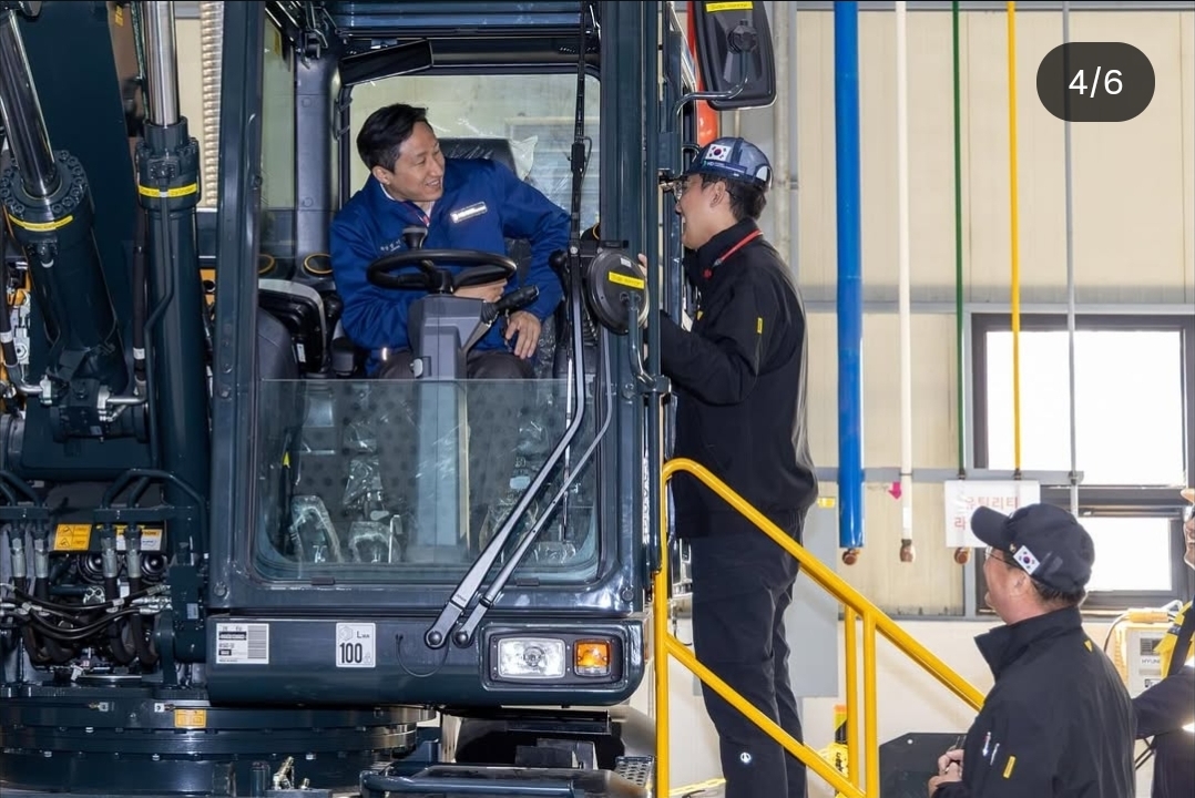 ▲정기선 HD현대 회장이 12일 충북 음성군 HD현대건설기계 글로벌 교육센터를 방문해 국가대표 선수단을 격려하는 모습. (HD현대 SNS.)