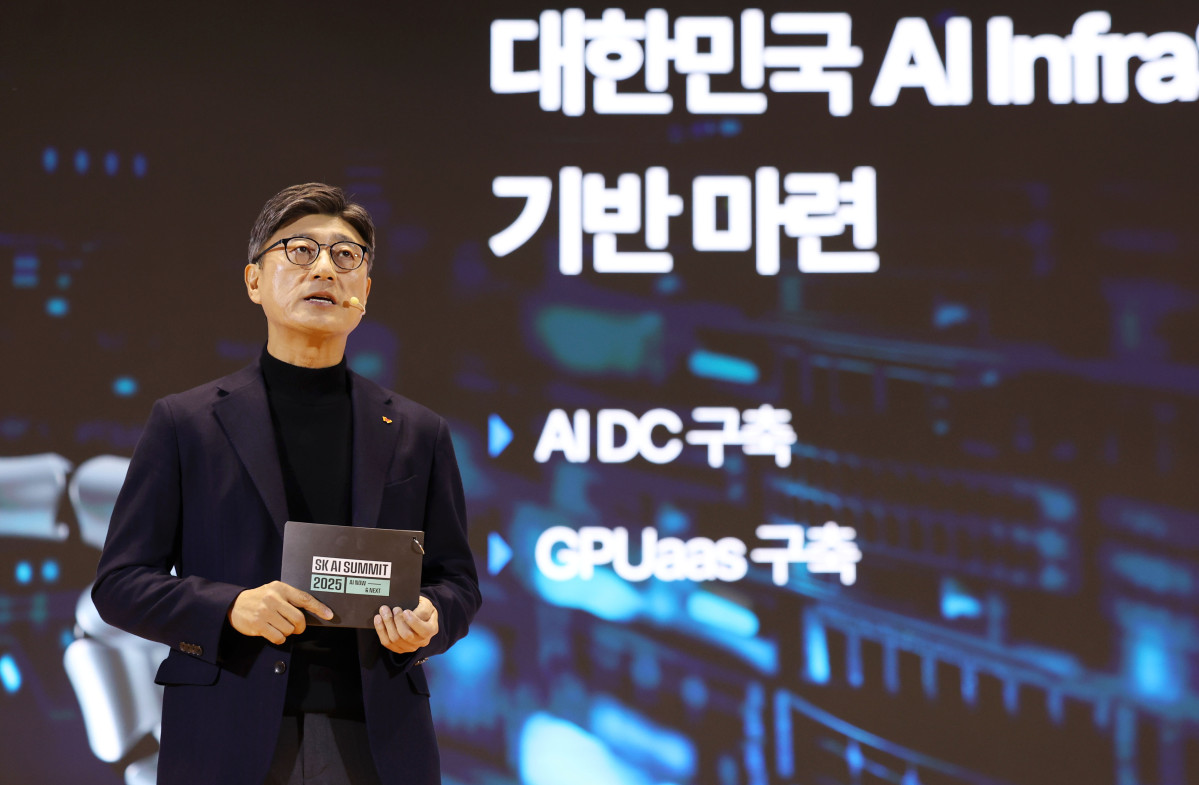 ▲정재헌 SK텔레콤 CEO가 3일 서울 강남구 코엑스에서 열린 'SK AI SUMMIT 2025'에서 AI 인프라 전략의 Next를 주제로 기조연설하고 있다. (뉴시스)