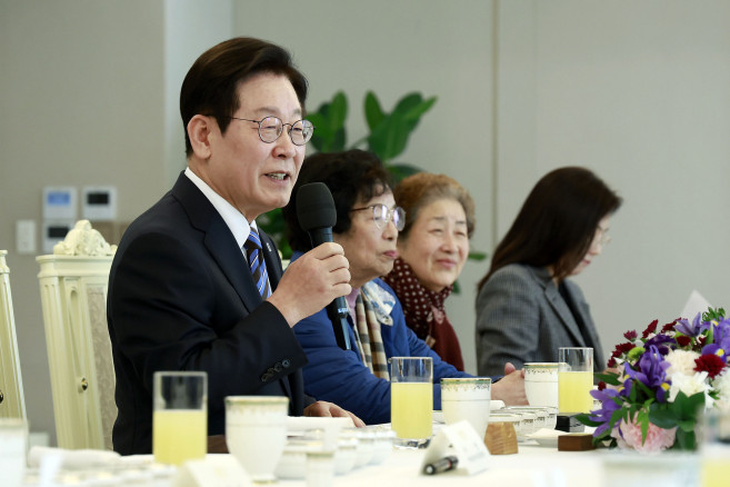 ▲이재명 대통령이 13일 용산 대통령실에서 열린 민주화실천가족운동협의회 초청 오찬 간담회에서 발언하고 있다.  (연합뉴스)