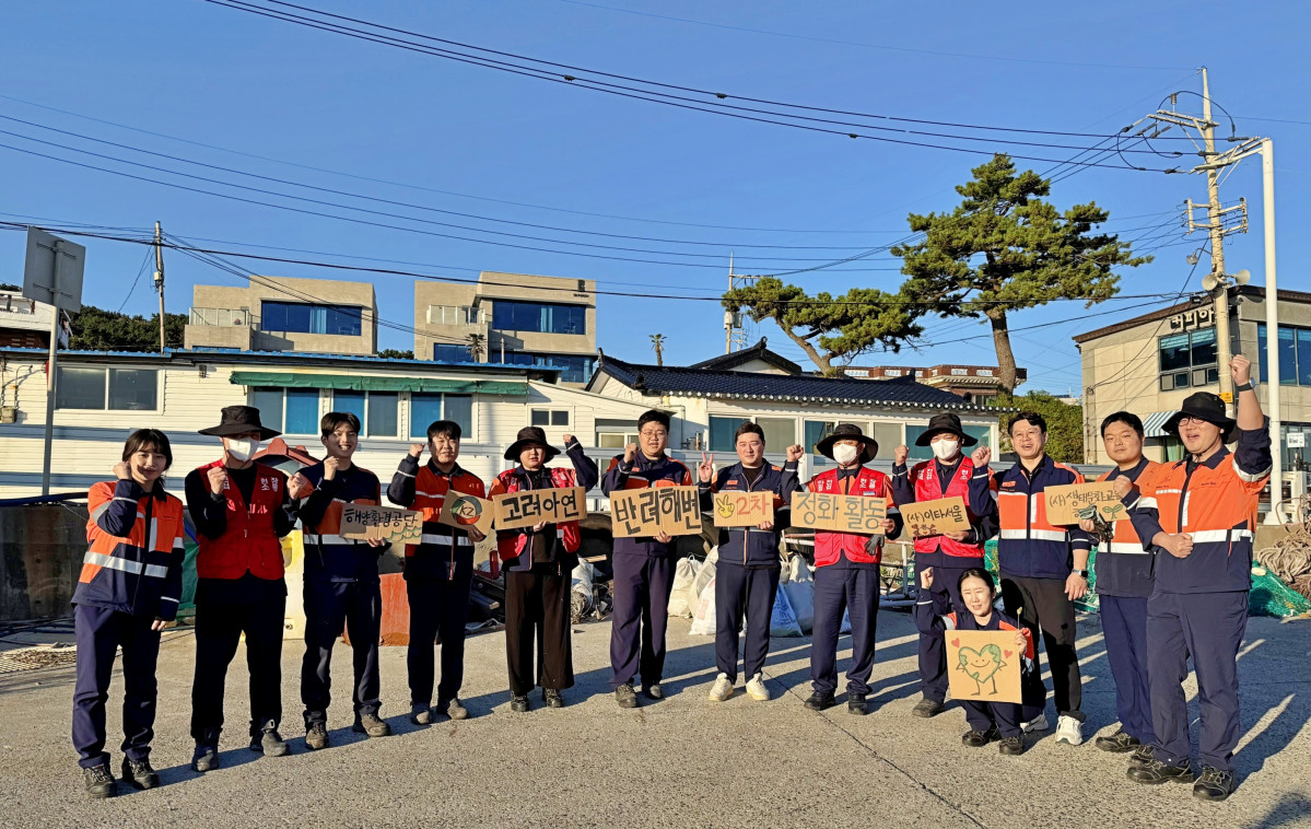 ▲고려아연 온산제련소 임직원들이 반려해변 정화활동 후 단체사진을 촬영하고 있다. (사진제공=고려아연)