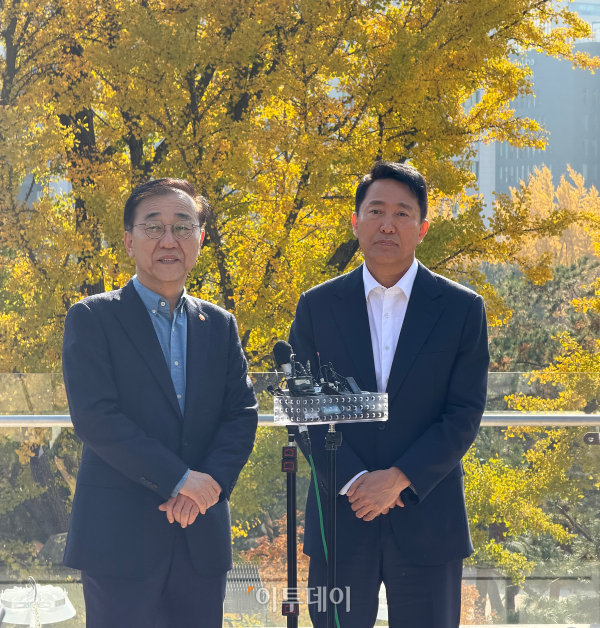 ▲13일 김윤덕 국토부 장관(왼쪽)과 오세훈 서울시장이 서울 중구 달개비에서 오찬 회동을 마친 뒤 기자들의 질의에 답하고 있다. (조유정 기자@youjung)