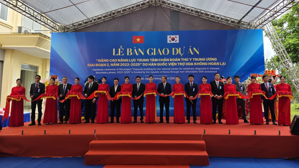 ▲농림축산식품부와 한국농어촌공사가 10일(현지 시각) 베트남 하노이 속선에서 ‘베트남 국립가축질병진단센터(NCVD) 역량 강화 2차 사업’ 준공식을 개최하고, 준공 세레모니를 하고 있다. (사진제공=한국농어촌공사)