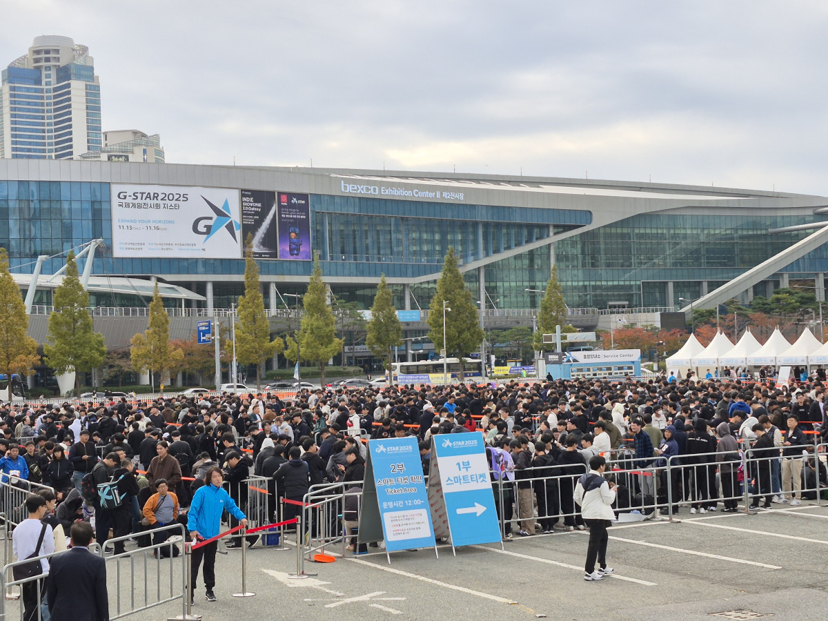 ▲13일 부산 벡스코에서 열린 '지스타 2025'에서 관람객들이 입장하기 위해 줄을 서 있다. (김연진 기자)