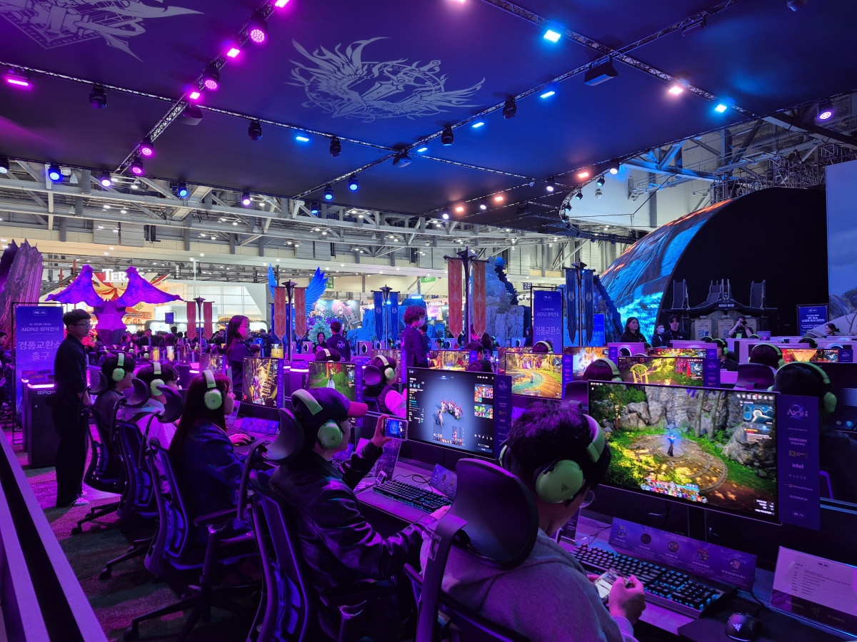 ▲13일 '지스타 2025'에서 관람객들이 '아이온2'를 시연하고 있다. (김)