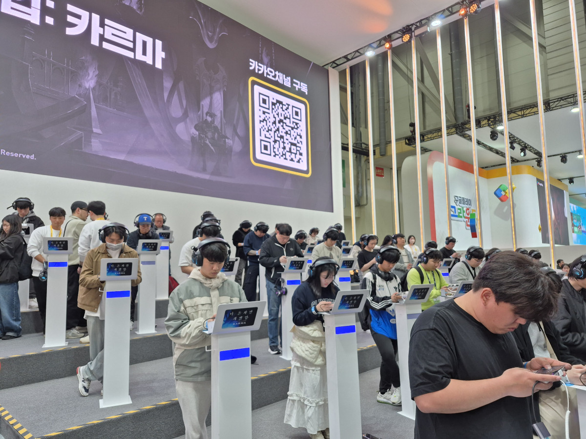 ▲13일 '지스타 2025'에서 관람객들이 '나 혼자만 레벨업: KARMA'를 시연하고 있다. (김연진 기자 yeonjin@)