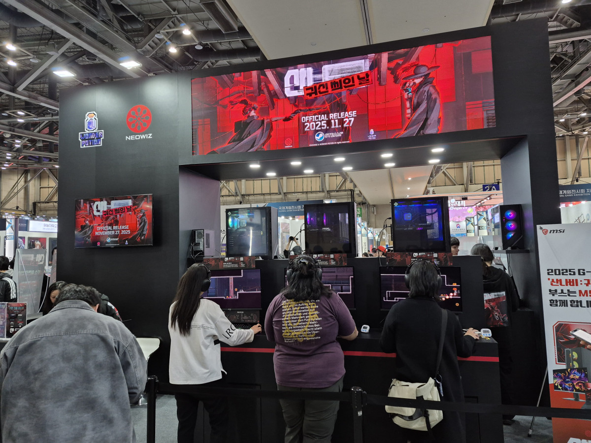 ▲13일 '지스타 2025'에서 관람객들이 ‘산나비 외전: 귀신 씌인 날’을 시연하고 있다. (김연진 기자 yeonjin@)