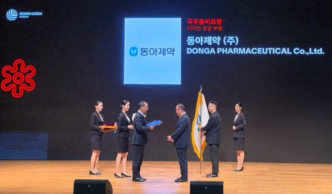▲백상환 동아제약 대표이사 사장(왼쪽에서 네 번째)이 12일 서울 코엑스에서 열린 ‘제27회 대한민국 디자인대상’에서 디자인경영 부문 ‘국무총리 표창’을 수상하고 있다.
(사진제공=동아제약)