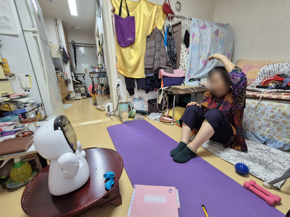 ▲가정으로 방문한 돌봄 로봇과 놀이를 즐기는 독거 어르신 모습. (강남종합사회복지관 제공)