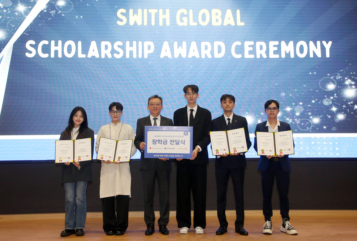 ▲13일 서울 중구 소재 신한은행 본점에서 진행된 ‘2025 Swith Global CSR 프로젝트’ 행사에서 정상혁 신한은행장(왼쪽 세번째)이 외국인 장학생들과 기념촬영하는 모습 (사진제공=신한은행)