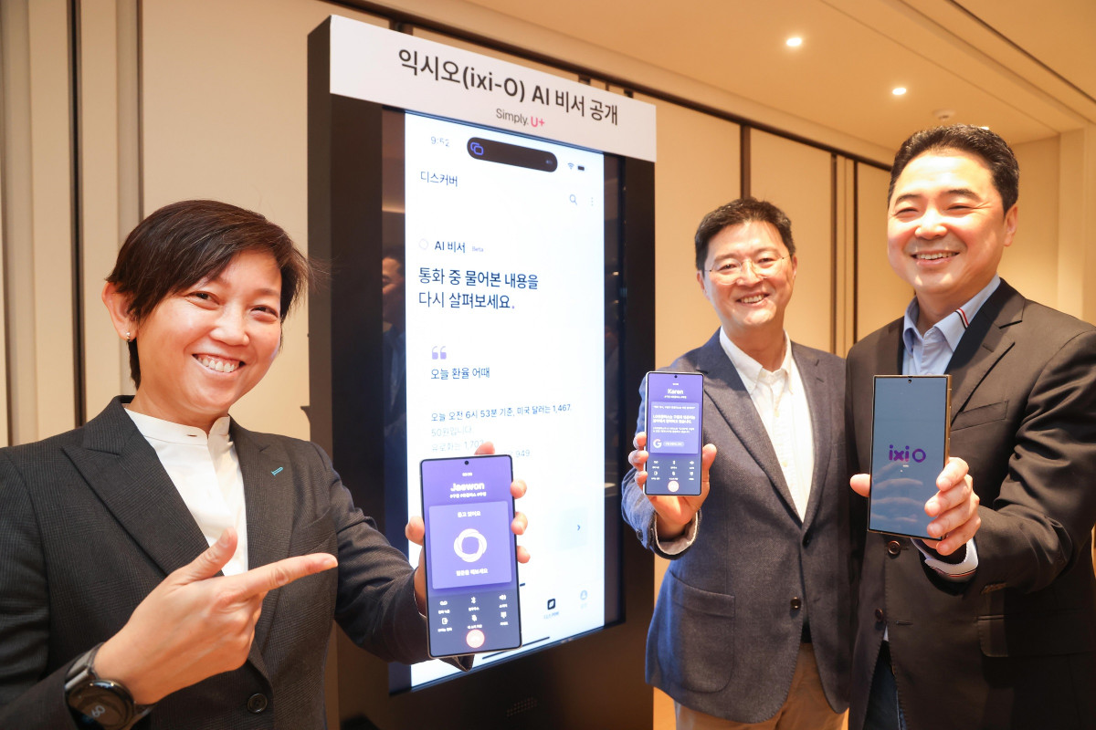 ▲(왼쪽부터) 캐런 티오 구글 아시아 태평양 플랫폼·디바이스 파트너십 총괄(부사장)과 이재원 LG유플러스 Consumer부문장(부사장), 이상엽 LG유플러스 CTO(전무)가 익시오 AI 비서를 소개하고 있다. (사진제공=LG유플러스)