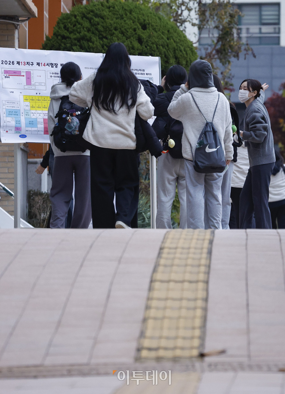 ▲2026학년도 대학수학능력시험일인 13일 서울 영등포구 여의도여자고등학교에 마련된 시험장에서 수험생들이 시험장에 들어서고 있다. 조현호 기자 hyunho@ (이투데이DB)