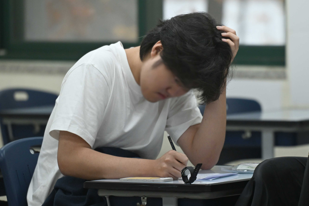 ▲2026학년도 대학수학능력시험(수능)이 치러진 13일 오전 서울 종로구 경복고등학교에 마련된 고사장에서 수험생이 시험을 준비하고 있다. 사진공동취재단 (이투데이DB)