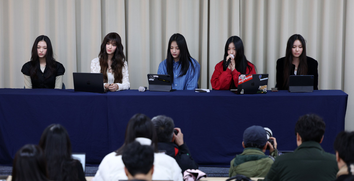 ▲그룹 뉴진스가 지난해 11월 28일 서울 강남구 스페이스쉐어 삼성역센터에서 어도어와의 전속계약 해지 관련 긴급 기자회견을 하고 있다. (뉴시스)