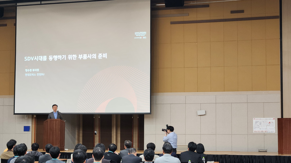 ▲정수경 현대모비스 부사장이 13일 부산항국제전시컨벤션센터(BPEX)에서 개최된 ‘2025 한국자동차공학회 추계학술대회 및 전시회’에서 강연을 진행하고 있다. 김채빈 기자 chaebi@