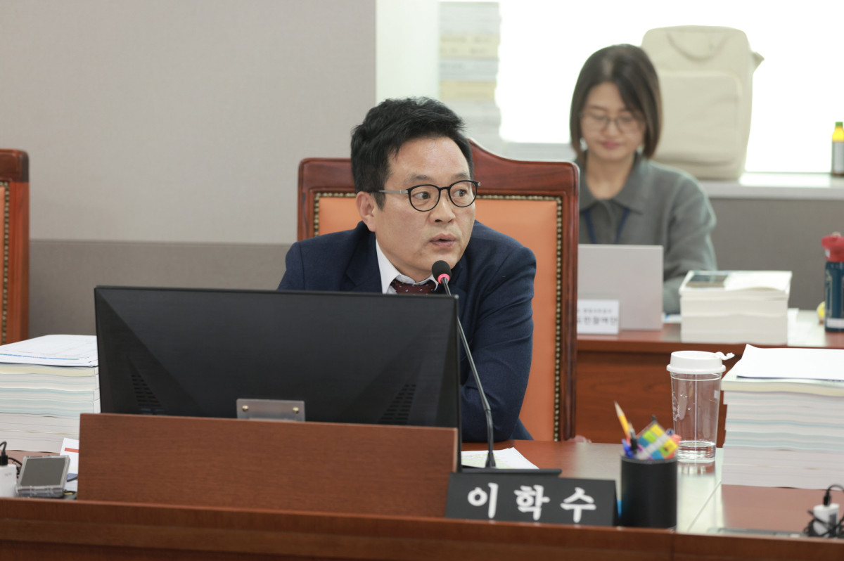 ▲이학수 경기도의회 의원이 11월 13일 행정사무감사에서 수원월드컵경기장관리재단의 전 영역 하락과 구조적 부실을 강도 높게 지적하고 있다. (경기도의회)