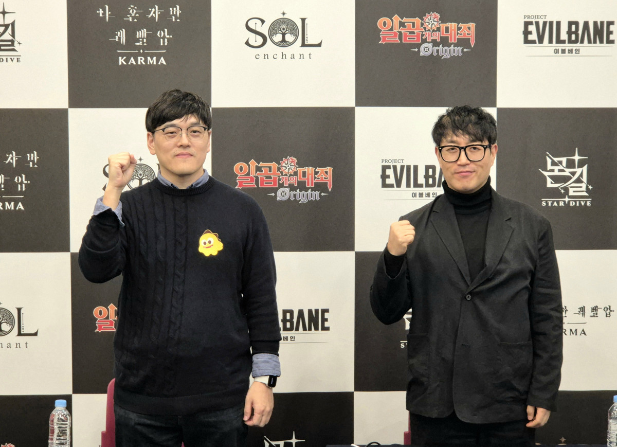 ▲(사진 왼쪽부터) 최동수 넷마블몬스터 기획팀장, 이정호 넷마블 사업본부장이 13일 부산광역시 벡스코에서 열린 넷마블 공동인터뷰에 참석해 기자들의 질문에 답변하고 있다. (사진=게임기자단)