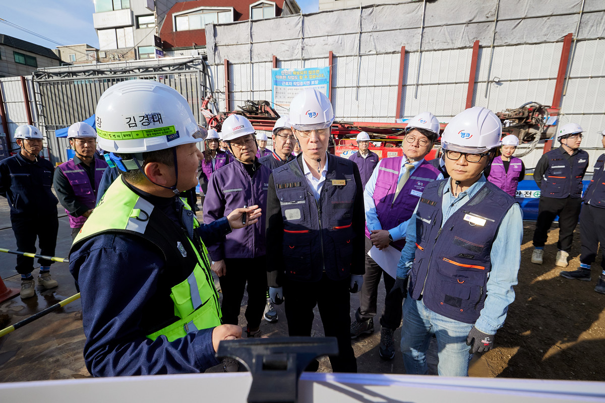 ▲정정훈 캠코 사장(사진 가운데)이 13일 한전 관악·동작지사 건설현장(서울 동작구 사당동)에서  공사현장의 안전관리 현황을 점검하고 있다. (사진제공=한국자산관리공사)