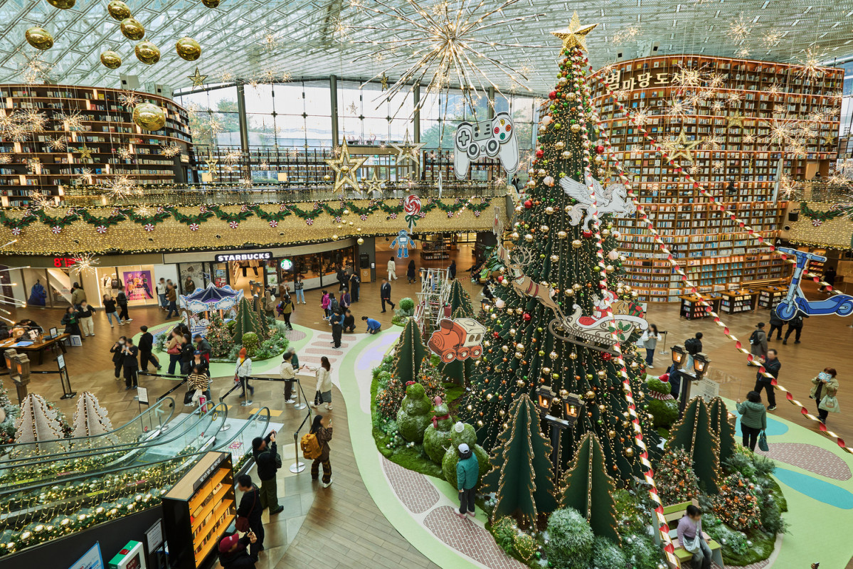 ▲스타필드 코엑스몰 별마당 도서관 ‘책 속에서 펼쳐지는 크리스마스 축제’ 전경 (사진제공=신세계프라퍼티)