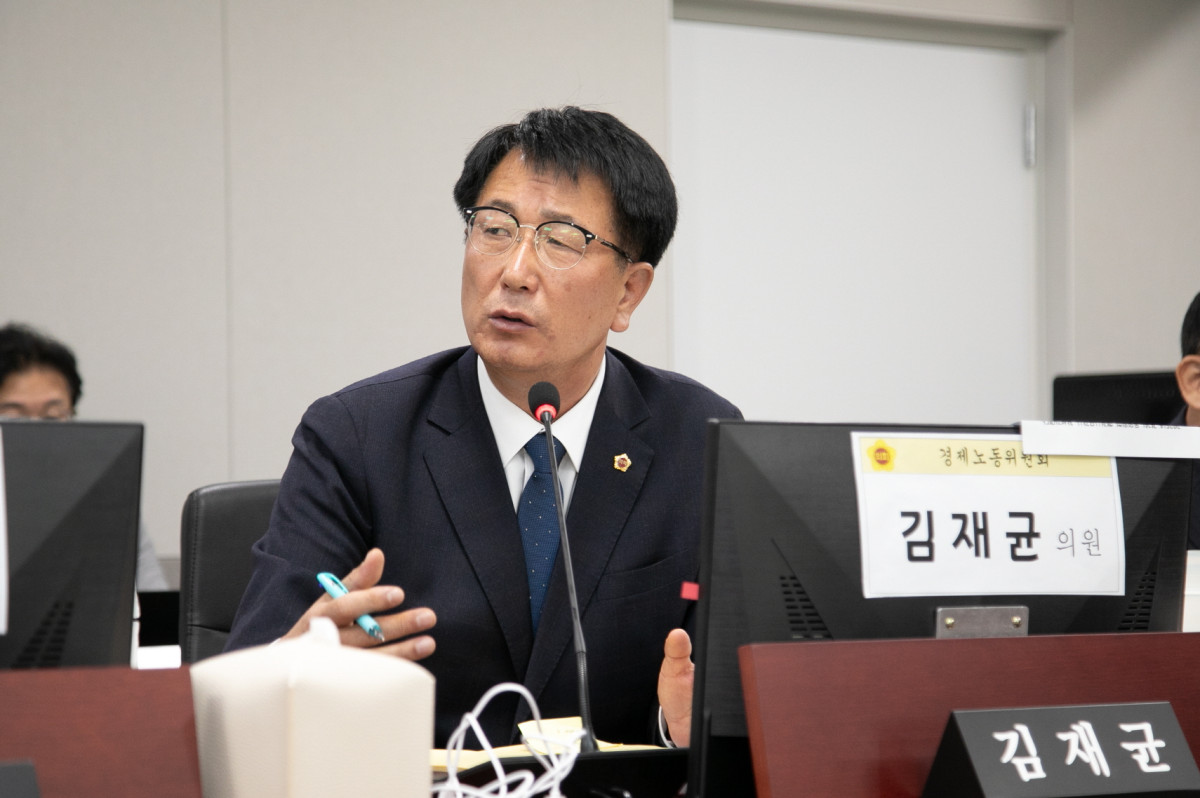 ▲김재균 경기도의회 의원이 13일 행정사무감사에서 수출기업 금융지원 지연과 경제실의 사업 관리 부실을 지적하고 있다. (경기도의회)