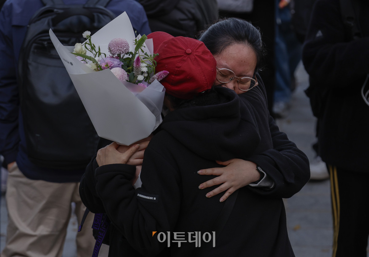 ▲2026학년도 대학수학능력시험일인 13일 서울 종로구 덕성여자고등학교에 마련된 시험장에서 학부모들이 시험을 마친 수험생을 끌어안으며 격려하고 있다. 조현호 기자 hyunho@