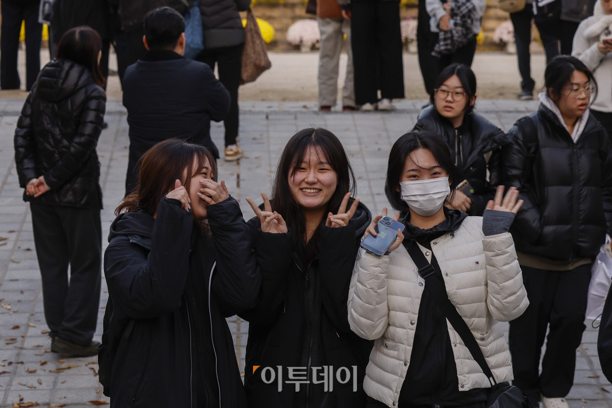 ▲2026학년도 대학수학능력시험일인 13일 서울 종로구 덕성여자고등학교에 마련된 시험장에서 시험을 마친 수험생들이 교정을 나서고 있다. 조현호 기자 hyunho@