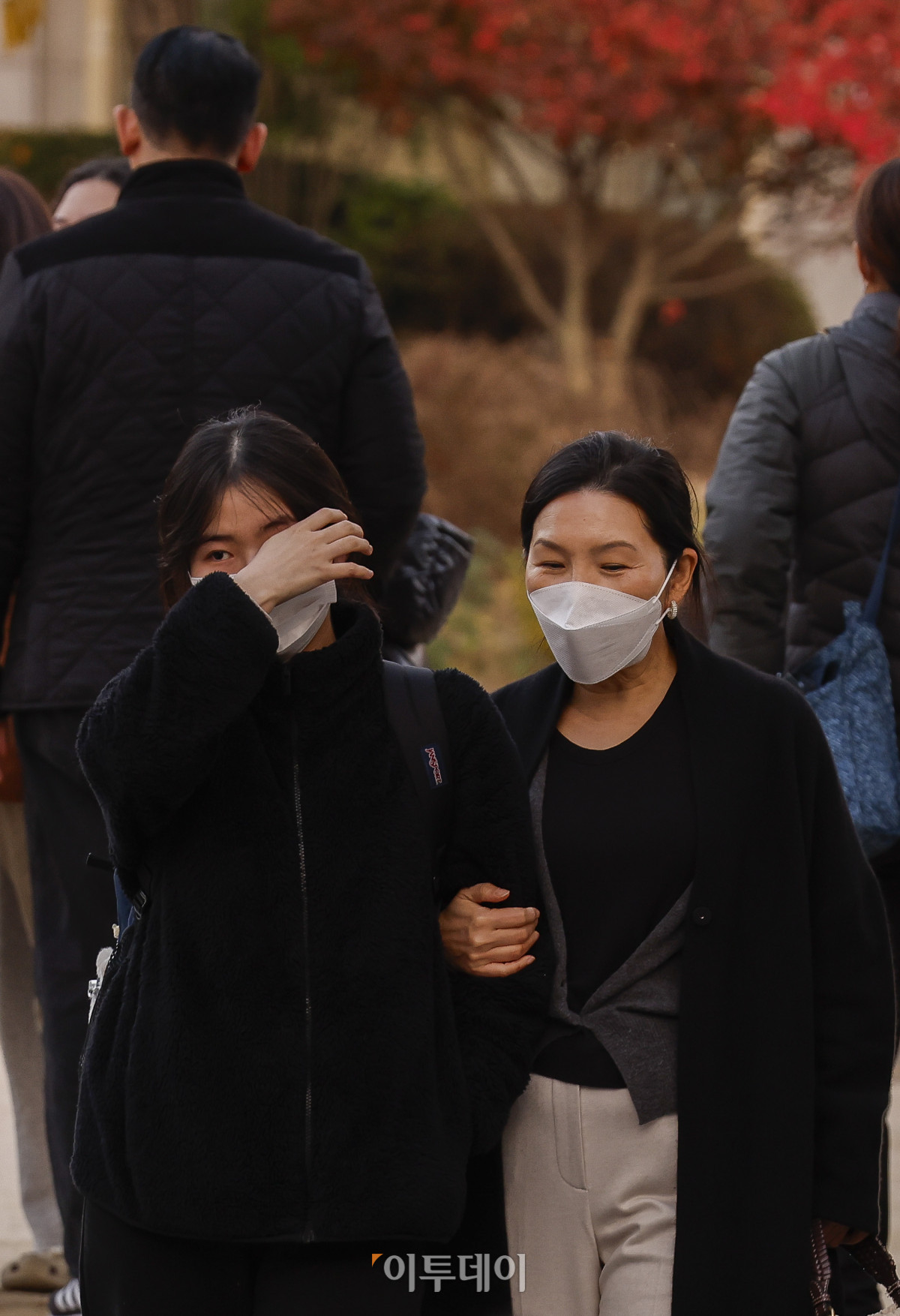 ▲2026학년도 대학수학능력시험일인 13일 서울 종로구 덕성여자고등학교에 마련된 시험장에서 학부모들이 시험을 마친 수험생을 격려하고 있다. 조현호 기자 hyunho@