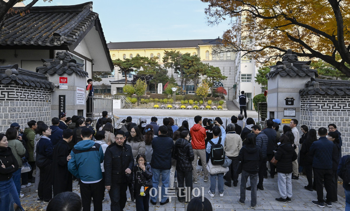 ▲2026학년도 대학수학능력시험일인 13일 서울 종로구 덕성여자고등학교에 마련된 시험장에서 학부모들이 수험생들을 기다리고 있다. 조현호 기자 hyunho@