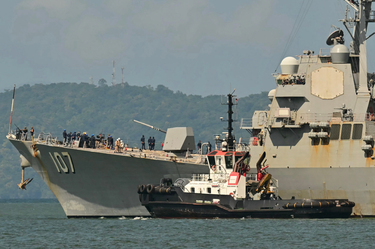 ▲미 해군 구축함 그래블리(USS Gravely)가 지난달 30일 트리니다드토바고 포트오브스페인 항을 출항하고 있다. 군함은 앞서 베네수엘라 해안 인근에서의 합동훈련을 위해 입항했다. 포트오브스페인/AFP연합뉴스