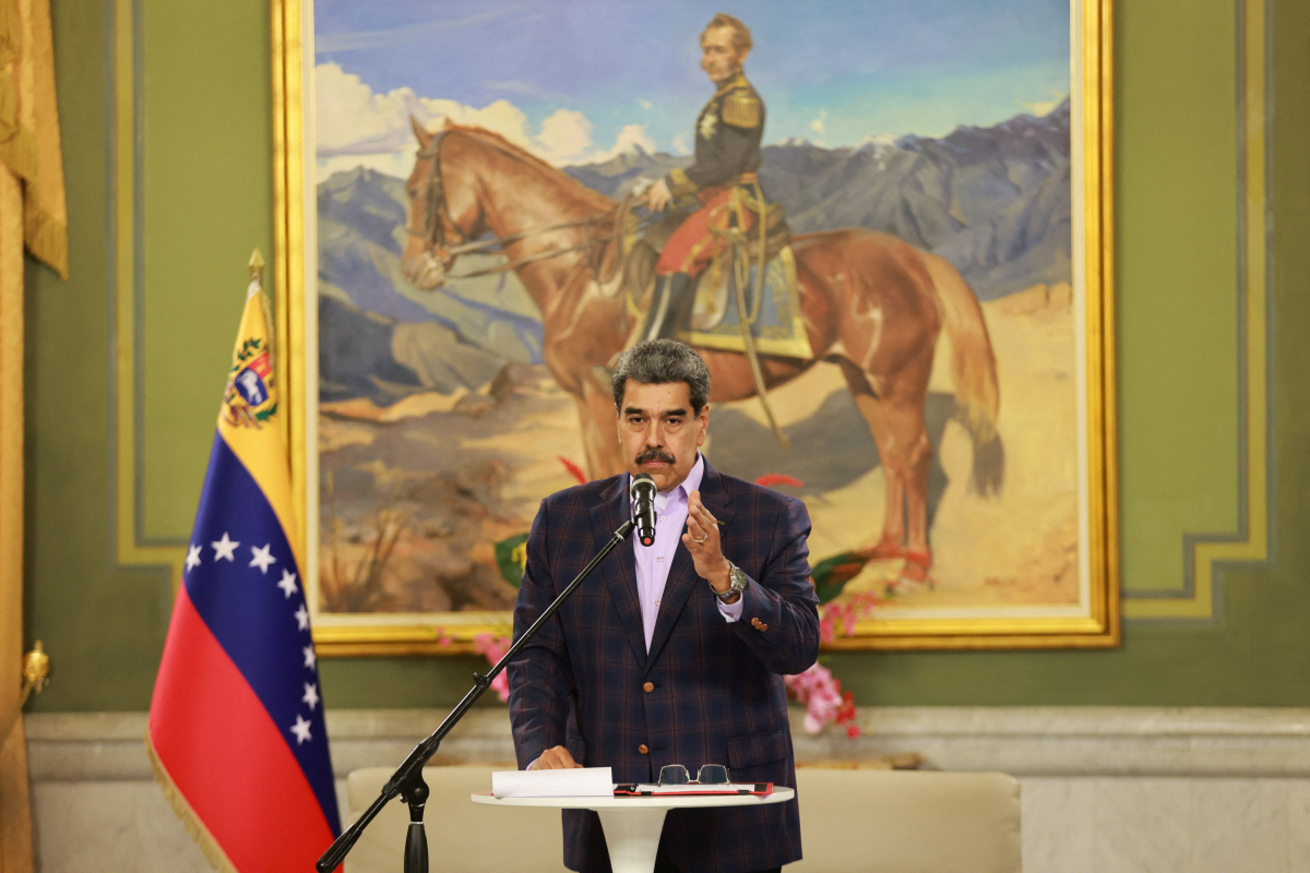 ▲니콜라스 마두로 베네수엘라 대통령이 국회가 국가방위체계법을 승인한 12일(현지시간) 수도 카라카스에서 국영방송을 통해 대국민 연설을 하고 있다. 이 법에 따라 민간과 군을 통합하는 ‘통합방위지휘부’가 즉시 가동된다. 카라카스/로이터연합뉴스