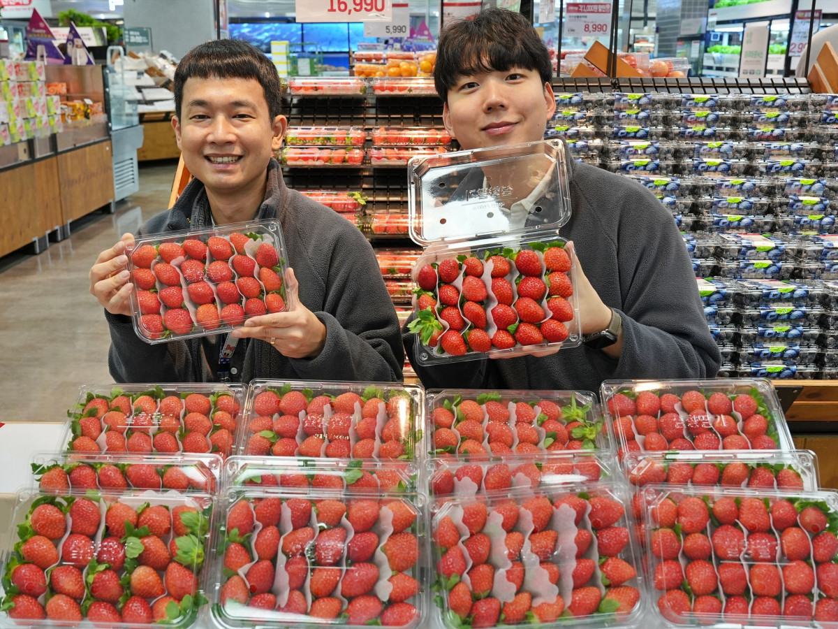 ▲롯데마트 MD들이 ‘무라벨 설향 딸기(500g/국산)’를 들고 있다. (사진제공=롯데마트)