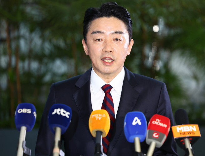 ▲대통령 전략경제협력 특사로 임명된 강훈식 대통령 비서실장이 13일 인천국제공항 제1여객터미널 출국장에서 아랍에미리트(UAE) 아부다비로 출국하기 전 취재진과 약식 인터뷰를 하고 있다.   (연합뉴스)